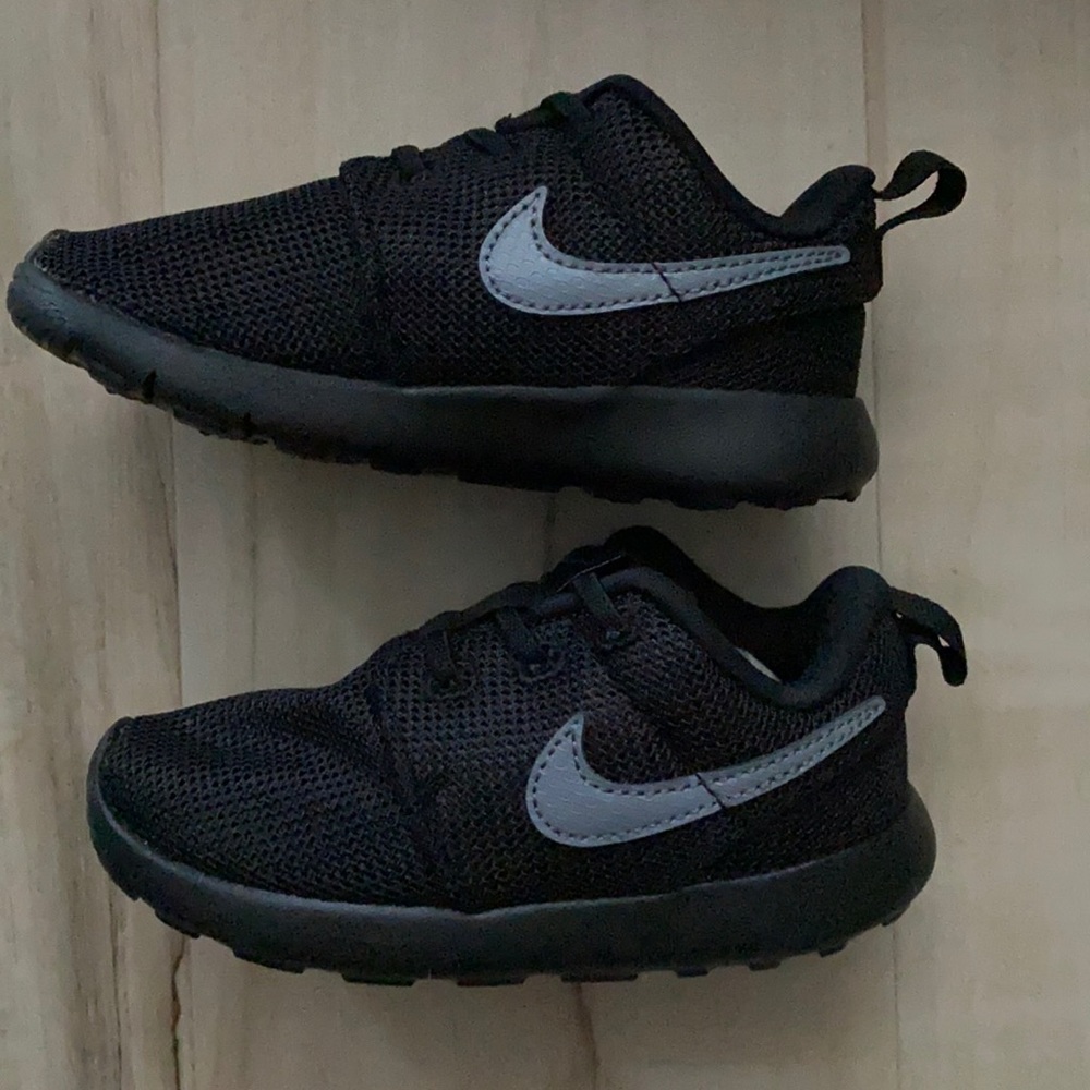 Nike roche run size 7C brand new with receipt